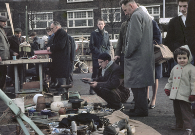 853869 Afbeelding van de rommelmarkt op het Paardenveld te Utrecht.